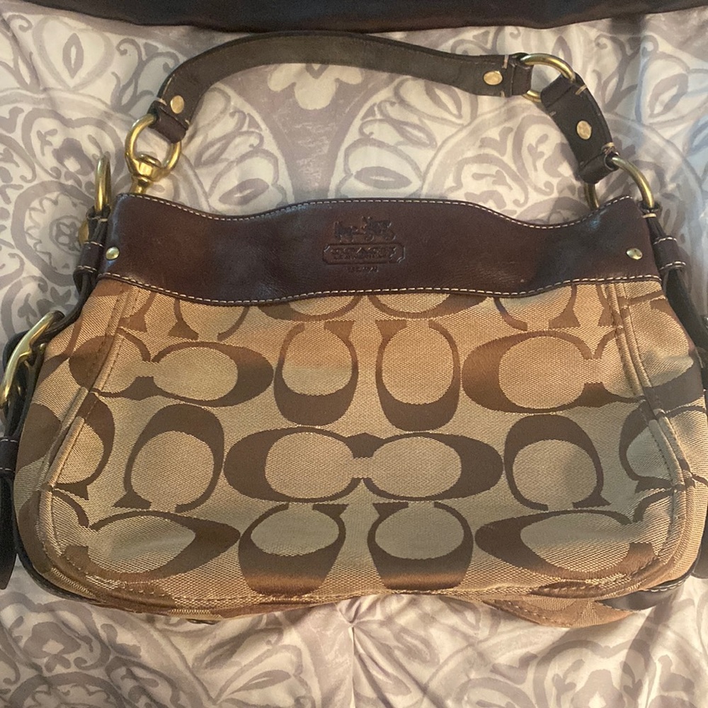 Beautiful vintage COACH handbag. Great condition no rips or tears. w/ dust bag